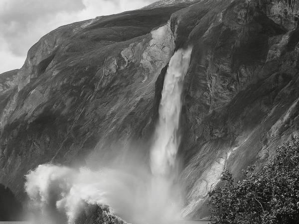 20251109_1115_Steinskred i Fjorden_remix_01k9m1rahjf55vy5w380846695